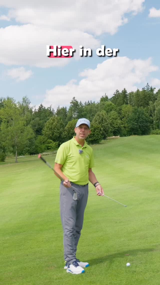 🔹 Ball über den Füßen?
👉 Dann pass jetzt gut auf:
✅ Aufrecht stehen – kein Hinknien!
✅ Neutraler Stand, Gewicht gleichmäßig verteilt
✅ Flacher Schwung – wie beim Baseball 🧢
🚩 Achtung: Der Ball fliegt meistens nach links!
💡 Tipp: Stell dich leicht nach rechts – so kompensierst du die Kurve.
🎯 Merksatz:
„Wenn der Ball zu dir kommt – schwing flach!“
#zgolf #golftip #golfswingtips
