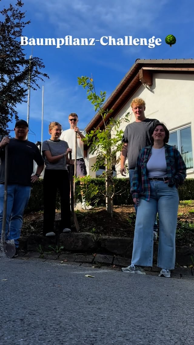 Baumpflanz-Challenge accepted! 🌱
Vielen Dank für die Nominierung hintern Berg @spielmannszug_roenkhausen und nach Westenfeld an die @schuetzen_westenfeld 🌳
Wir nominieren ➡️
@schuetzen.kuhschisshagen
@freiw.tambourkorps_oeventrop
@musikverein_allendorf
Ihr kennt das Spiel: 72h Zeit oder wir freuen uns auf die Einladung zur Grillparty 🍻🍴
Der Musikverein Hagen grüßt den Rest der Welt ♥️
#baumpflanzchallenge