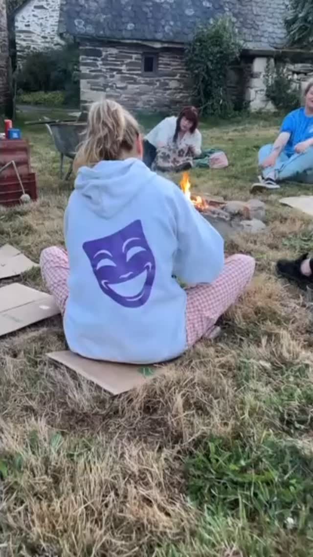 ✨NAGENIETEN✨
Nog even terugblikken naar de heerlijke Frankrijk trip met deze club fijne mensen! We zijn alweer zo hard aan het voorbereiden op de komende shows dat het alweer ver in het verleden lijkt 🫣 Check de link in bio voor tickets voor ons eenmalige optreden in het Imperium in Leiden 🎟️
#futurethecrowd #basi #canidream #circulaireversnellers #theater #ervaringstheater #boerenleven