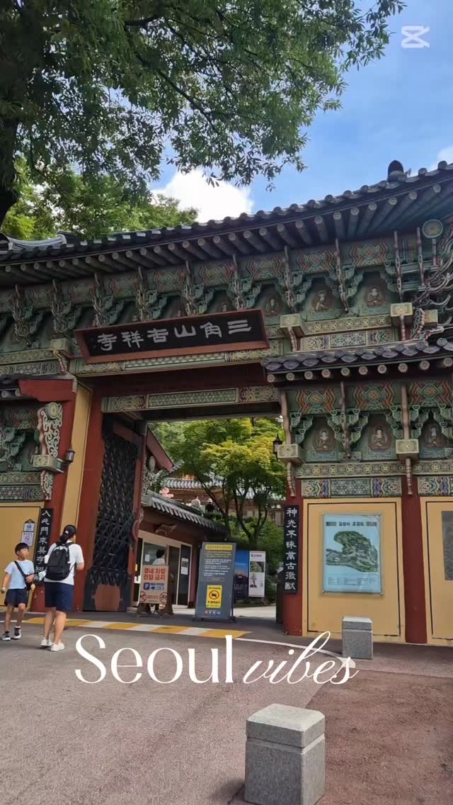 Tired of tourist spots in Seoul? Here’s where you can truly slow down. 🌿
Gilsangsa Temple in Seongbuk isn’t centuries old, but it feels calm, beautifully landscaped, and worlds away from the city crowds. It’s one of those places where you can breathe, walk quietly, and see how locals live.
💡 Tip: After your temple stroll, stop by Suyeonsanbang, a traditional tea house nearby, for an authentic taste of Korean tea culture.
This isn’t the Seoul you’ll find in the guidebooks, it’s a hidden corner where local life and serenity come together.