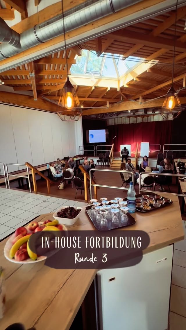 Nach der Fortbildung ist vor der Fortbildung 🙌🏼
Diese Woche war Jürgen Weihrauch vom Institut Sturmfänger @sturm.faenger bei uns in Burlage und hat uns mit ganz viel Wissen zur Traumapädagogik und tollen Methoden versorgt 🫱🏻🫲🏼
Und bald geht’s weiter mit mit Henning Schnieder zum Thema pädagogische Haltung & Deeskalation.
Wir freuen uns! 😍
#kinderundjugendhilfe #traumapädagogik #rueckenwindburlage #sichererort #pädagogik #burlage #jugendhilfe #team #fortbildung