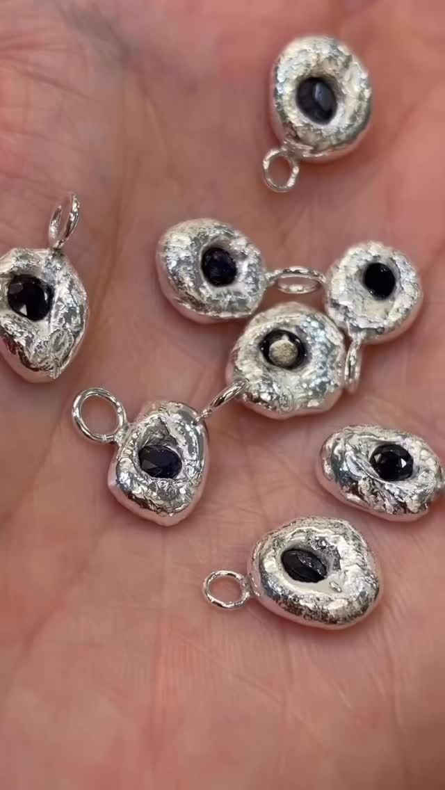 My silver melt collection features embedded, faceted sapphire gem stones which are this month’s birth stone. 😀
This collection is available to buy @frannyandfiler now 😀
#abbyfilerjewellery #jewellery #jewelry #silverjewellery #handmade #frannyandfiler #contemporaryjewellery #silver #jewelleryshop #jewelleryaddict #sapphire #sapphirejewellery #silverandsapphire @beechroadchorlton