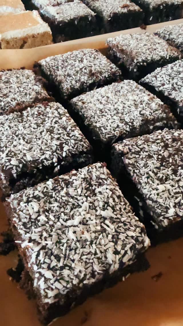 Visste du att Morris & Bens Frukostleverans inte bara kör frukostar och lunch till din arbetsplats, utan även levererar fantastiska kakor och tårtor 🍰
Fira kollegor eller bjud på fika 🧁med våra nattbakta godsaker 🥧 som ger en extra touch till arbetsdagen.
Gör varje tillfälle speciellt och sprid glädje på jobbet!✨
#MorrisandBens #Frukostöeverans #FikaPåJobbet #Catering #Frukostleverans #Bakverk #GoodVibes