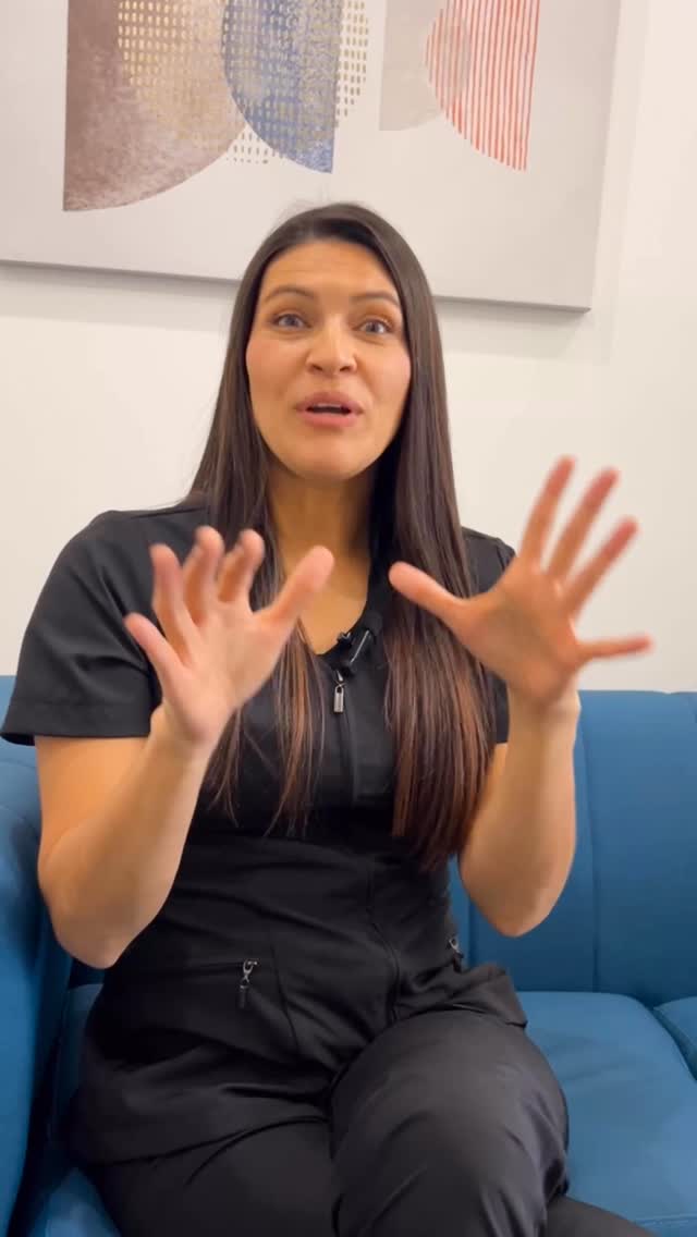 El bruxismo no solo desgasta tus dientes… también puede generar dolor, tensión y afectar tu calidad de vida.
En Club SER unimos la experiencia de la odontología y la medicina estética para ofrecerte soluciones integrales:
🦷 Con la odontología: una placa nocturna que protege tus dientes y evita el desgaste.
💉 Con la medicina estética: la aplicación de toxina botulínica que relaja la musculatura y reduce de raíz la tensión.
Dos especialistas, dos caminos, un mismo objetivo: ayudarte a vivir sin bruxismo.
📲 Agenda tu valoración en Club SER y descubre cuál es la mejor opción para ti.