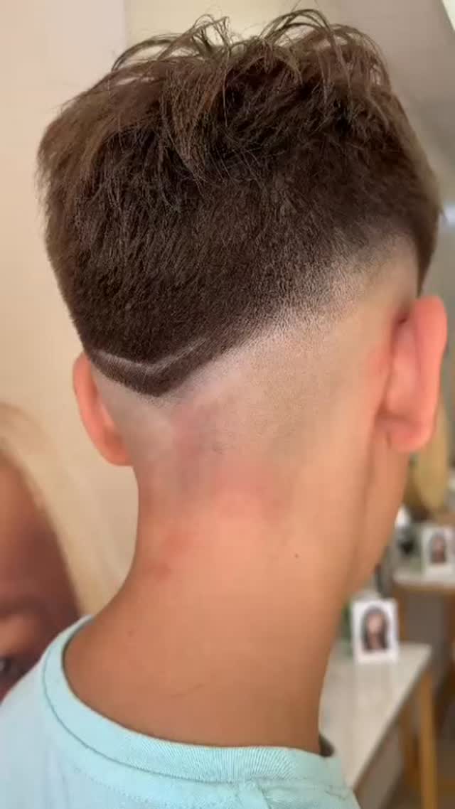 💈 Fresh Fade 💈
Un dégradé net, propre et structuré pour un look tendance et moderne 🔥
👉 Prenez rendez-vous pour votre coupe sur-mesure !
📍 Esprit Coiffure
📞 03.21.76.13.60
🌐 www.espritcoiffure.fr
#FreshFade #EspritCoiffure #HaircutMen #CoupeHomme #Degrade
#noyellesgodault