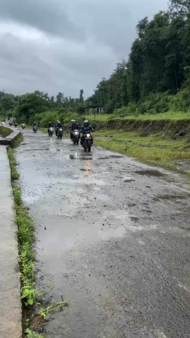 Monsoon is about to go in sometime, so we chose to make it count & do some rain dance with our bikes 💟
#TeamSBC #WeAreONE