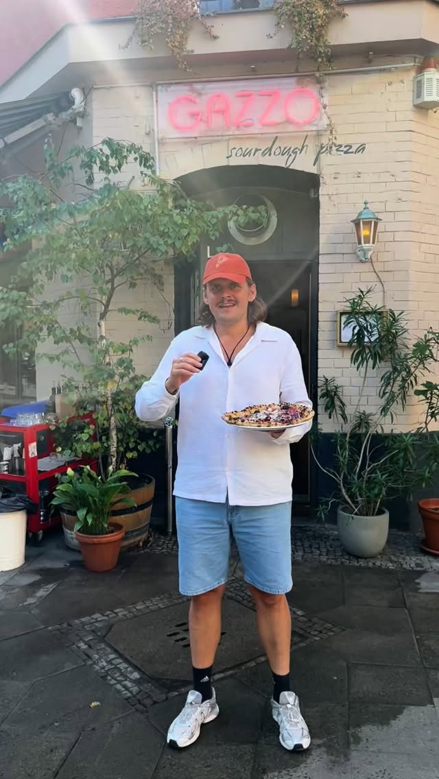 New pizza special: Berliner Blau blue cheese, stewed plums, radicchio, Macademia and thyme.
Complex and deep flavors in a great balance.
Plums are a really nice seasonal ingredient in Brandenburg. Perfectly tart and sweet at the moment 😘