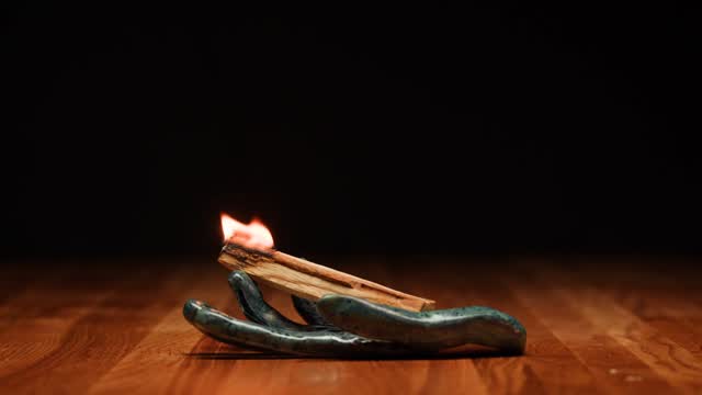 Palo Santo Ağaç Tütsü
Palo Santo tütsü, Güney Amerika’da "kutsal ağaç" olarak bilinen bir ağacın özünden elde edilen, doğal ve etkili bir tütsüdür. Yakıldığında yaydığı hoş, odunsu koku, ortamınızdaki negatif enerjiyi temizler ve huzur verici bir atmosfer yaratır. Palo Santo'nun arındırıcı özellikleri, stres ve anksiyeteyi azaltarak zihinsel denge sağlar. Meditasyon ve yoga gibi ritüellerinizde kullanarak konsantrasyonunuzu artırabilirsiniz. Ayrıca Palo Santo, kötü kokuları gidermede doğal bir çözüm sunar. Eviniz veya çalışma alanınız için bu özel tütsüyü tercih ederek pozitif enerji akışını destekleyin!
#fyp #enerji #doğal #tütsüler