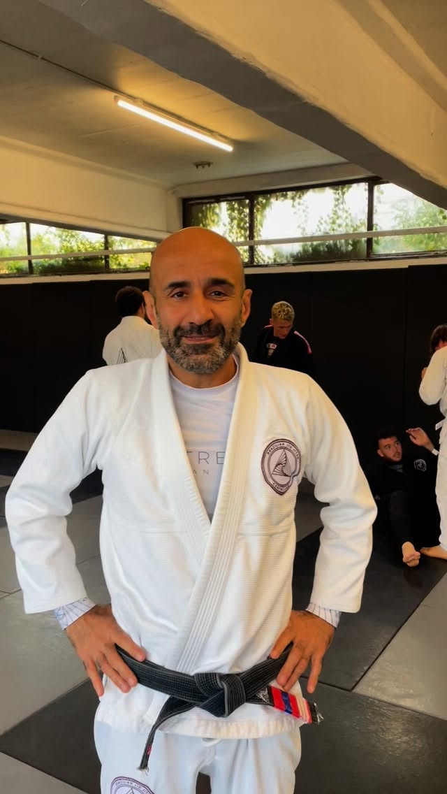 New beginners Jiu Jitsu classes with 3 Stripe Black Belt Miad Najafi.
Self defence concepts: Bridging the gap, clinch to take-downs, and getting up safely if grounded.
#selfdefence #worthing #jiujitsu #mauriciogomeslegacy #centrelinejiujitsu #graciejiujitsu
