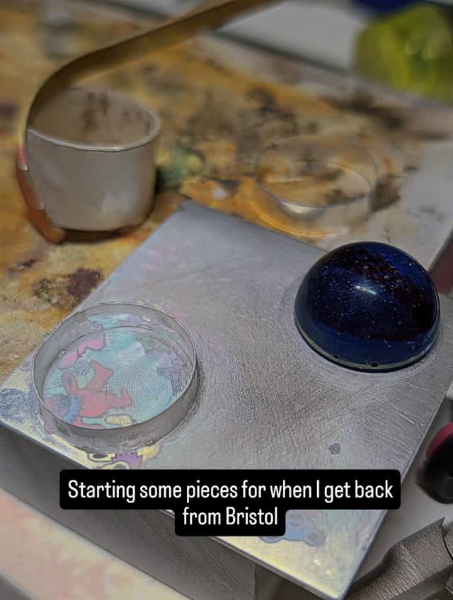 Been a while since I made a cab setting and today I mostly remembered:
1mm sterling is too thick - heating it without overheating the fine silver collar is a pain.
Getting that fine silver collar flat on the silver is 'fun' but so necessary.
Also, experimenting with combining brass and sterling silver in the background. If you don't see an 'after' picture in the following weeks, it was a disaster. Hehehe. It's all learning.
Plenty of time staring at the monstrosity I have started- decided after an hour of intense frowning that it can still be completed... I think 🤔
#scotland #sterlingsilver #jewellerydesign #silversmithing #handmade #maker