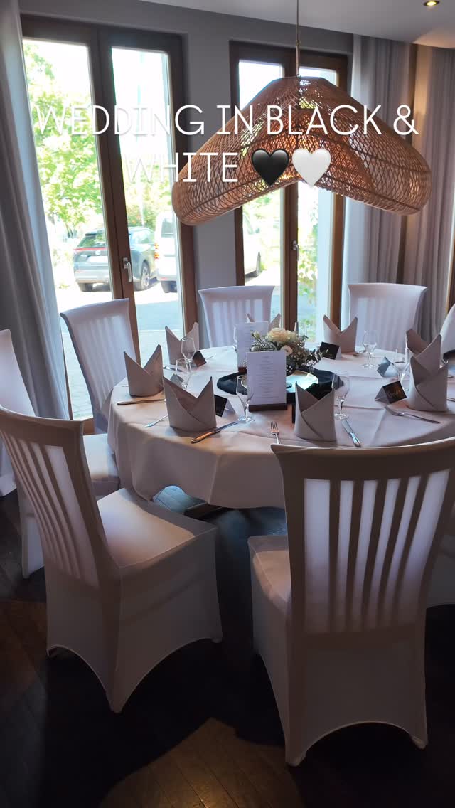 💍 Stilvoll gedeckt. Unvergesslich gefeiert. Die Bestenheider Stuben – eure Hochzeitslocation in Wertheim. 🕊️
#weddinginblack #weddinginwhite #sommerhochzeit #dreamsinblackandwhite #wertheimhochzeit #heirateninwertheim #bestenheiderstuben #wertheim #hochzeitslocationspessart