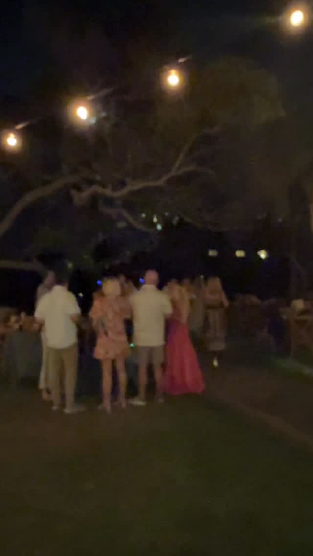 Sweeeeeet Caroline đ
Live wedding painting in Kapalua, Maui, Hawaii.