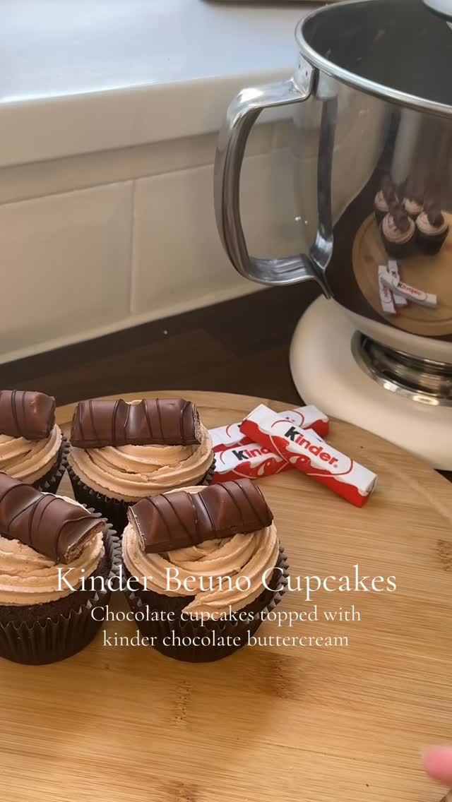 If you haven’t spotted it already (which would be concerning honestly) I have a brand new mixer!
She’s replaced my broken hand mixer, and I thought I’d test her out by making these Kinder Beuno cupcakes 🍫
If you want to make them yourself the ingredients are below, and you can find a full recipe with instructions on my blog!
Recipe:
70g Self Raising Flour
90g Butter
90g Caster Sugar
20g Cocoa Powder
2 Eggs
Buttercream:
100g Icing Sugar
50g Butter
50g Melted Kinder Chocolate
#kinderbueno #bakingtiktok #kindercupcakes #recipes #bakingtok #bakingfromscratch #baking #bakingrecipe #bakingtok #kinderrecipe