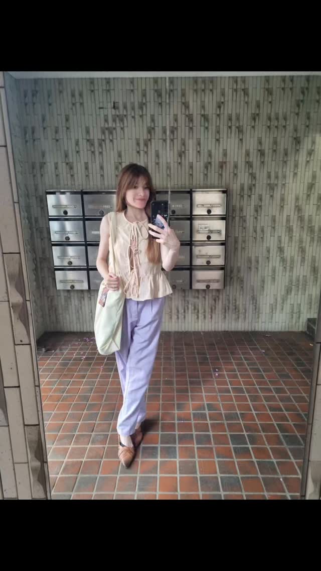 L'habit ne fait pas le moine... ni l'écrivain.
Et vous, avez-vous un look qui ne colle pas du tout avec votre activité ?
________________________________✒️___________________________
Le tome I du Bureau des Âmes et sa version collector en édition limitée sont en pré-vente sur le compte des @editions_octoquill jusqu'à la fin du mois de septembre. Dépêchez-vous avant de vous faire faucher l'herbe sous le pied (sans mauvais jeu de mots, il va sans dire 🙄) !
Mots-clés: littérature de l'imaginaire - préjugés - roman - thriller fantastique - fantasy - auteur - livre - artiste - art
Hashtags: #bookstagramfrance #bookstagram #litteraturedelimaginaire #viedauteur #viedautrice #bookstagramfr #livre #thrillerfantastique #fantasy #roman #artiste #artgram