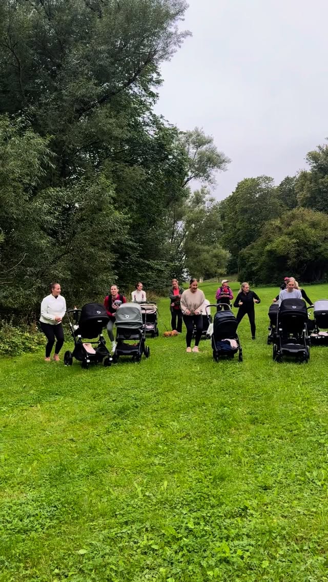 MAMMOR I GRUPP 🫶🏽
Tänk att få starta en måndag med en längre barnvagnspromenad tillsammans med andra föräldralediga.
Du kommer inte bara ut och får frisk luft, du får också vara med och träna och få tips om tiden postpartum. Du får också möjligheten att träffa vänner för livet som är i samma fas som du själv 💜
På måndag kl. 10.00 är det dags igen för en Aktiv Barnvagnspromenad- tagga en mamma som ska hänga med!
Just ja! Bara så jag får det skriver innan några går lös, pappor är också välkomna ☺️