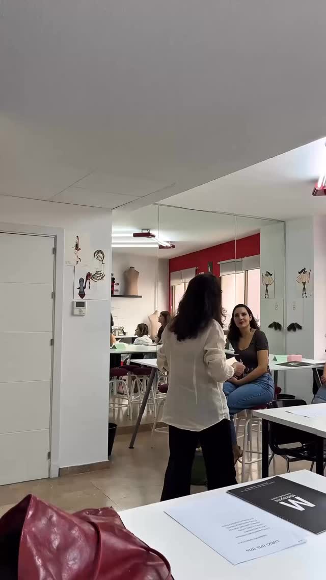 🎥 La primera semana de clases ha estado llena de ilusión, creatividad y mucho trabajo en el aula.
Damos la bienvenida a todos nuestros alumnos, que comienzan un curso cargado de diseño, inspiración y nuevas experiencias.
¡Qué emocionante ver todo lo que está por venir! 💫✂️👗 #yosoymetropolis
