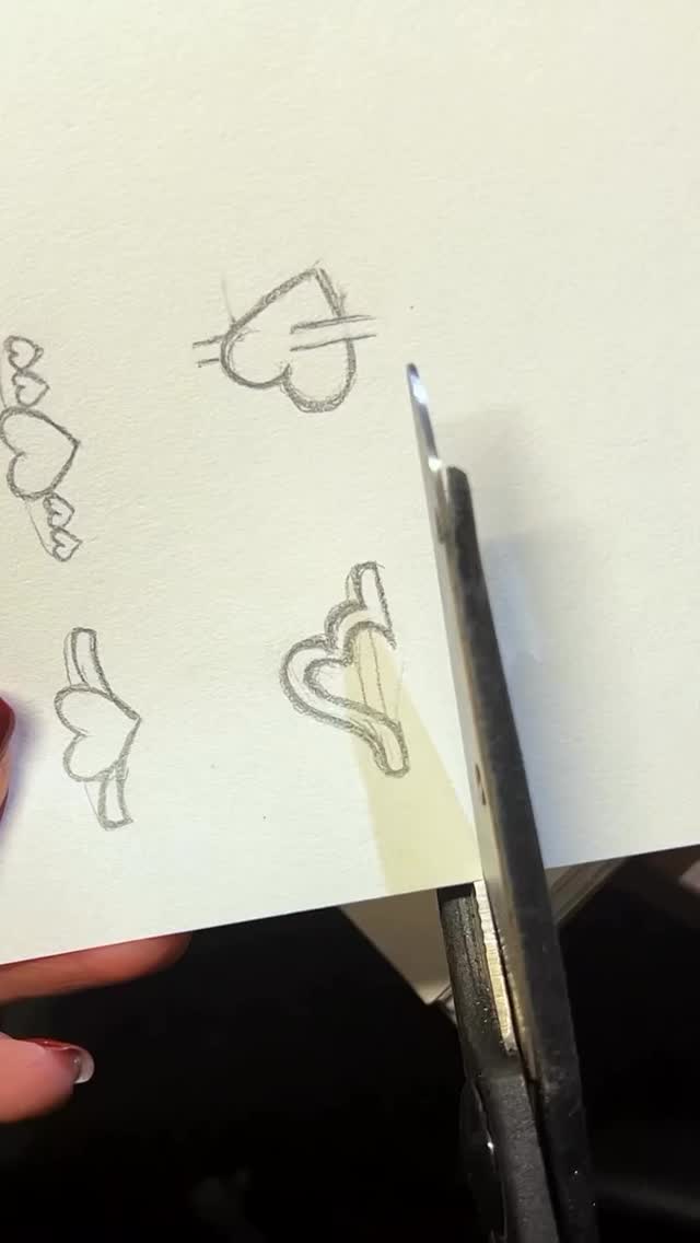 Plongez dans l’art ancestral de la cire perdue ✨
Chaque bague naît d’un geste minutieux, d’une empreinte façonnée à la main avant de prendre vie en métal précieux.
Ici, c’est une bague cœur, symbole d’amour brut et authentique, qui se sculpte patiemment dans mon atelier.
Un bijou qui n’est pas seulement un accessoire, mais une histoire gravée dans la matière. 💍
🌿 Technique : cire perdue
💎 Pièce : bague cœur artisanale
🏡 Fabriqué à la main en France
⸻
#bijouxfaits main #baguecoeur #bijouartisanal #bijouxfemmes #cireperdue #jewelryreels #bijouxfaitmain #bagueunique #bijoucreateur #bijoucreateurfrançais #joaillerieartisanale #jewelrydesign #baguepersonnalisée #handmadejewelry #bagueamour #bijouauthentique