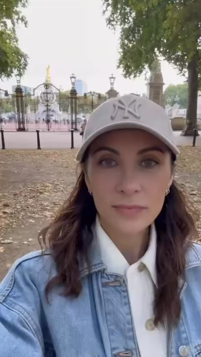 From London to California, @therealtoddalmond and I are forcing people to care about our comedy show “Laura Benanti: Nobody Cares”. And @berkeleyrep- you’re next! We will be there 9/17-9/25. Link to tickets in bio!
#comedy #berkeleyrep #berkeley #standup #nobodycares