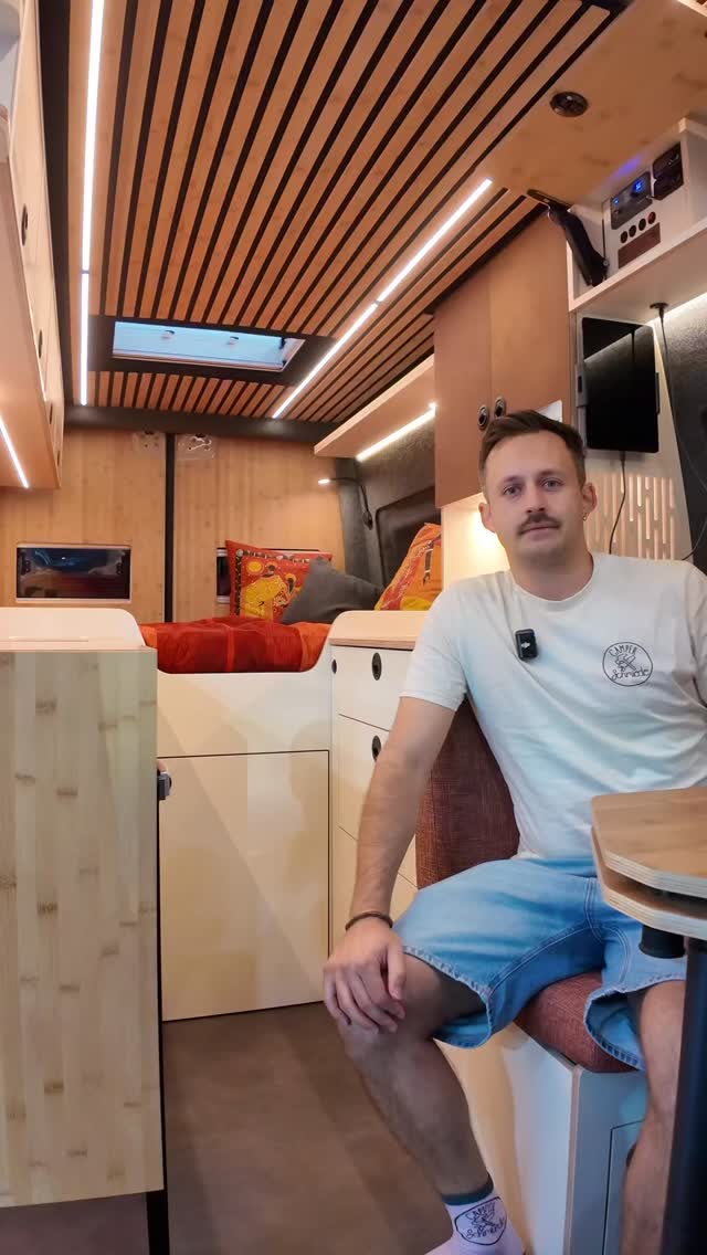 🌟 Tag 8 auf dem Caravan Salon 2025 🌟
Heute stellen wir euch ein weiteres Highlight unseres Messecampers vor: die Trocken-Kompostiertoilette von @biotioo 🚐✨
♻️ Ausgestattet mit einem Rührwerk und cleveren Pflanzenfasern verwandelt sie Feststoffe in kompostierbare Erde – ganz ohne Plastik und Chemie. Eine wirklich nachhaltige Lösung auf dem Markt. 🌍💚
👉 Perfekt für alle, die Sinn für Umweltfreundlichkeit haben und Wert auf Nachhaltigkeit legen.
#CaravanSalon2025 #Messecamper #Biotioo #Komposttoilette #NachhaltigReisen #VanlifeGermany #CamperInnovation #EcoCamping