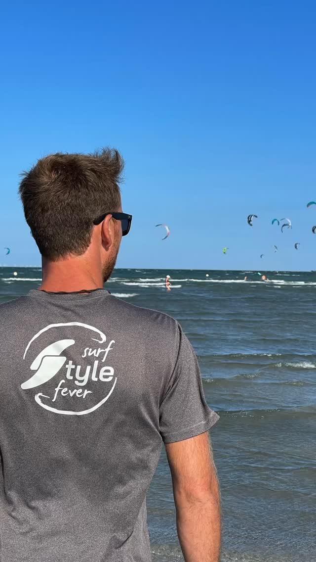 Stell dir vor: 🌊 Du bist auf dem Wasser, die Kite-Leinen ziehen, dein Brett schneidet durch die Wellen – und plötzlich kommt die Böe. 💨
Jetzt entscheidet dein Gleichgewicht: bleibst du locker drauf oder machst du den Abgang?
Genau hier setzt das Balance Board an.
Es holt dir das Surf-Feeling ins Wohnzimmer, stärkt deine Core-Muskeln und trainiert dein Reaktionsvermögen. 🎯
So kannst du jede Landung sauber stehen und hast die Kontrolle, wenn der Wind mal verrücktspielt.
Kiten beginnt nicht erst auf dem Wasser – es startet zuhause. 🏄♂️🤙
#kitesurfing #kitelife #kiteboard #watersports #surftraining
#balanceboard #equilibrio #fitness #surf #ocean