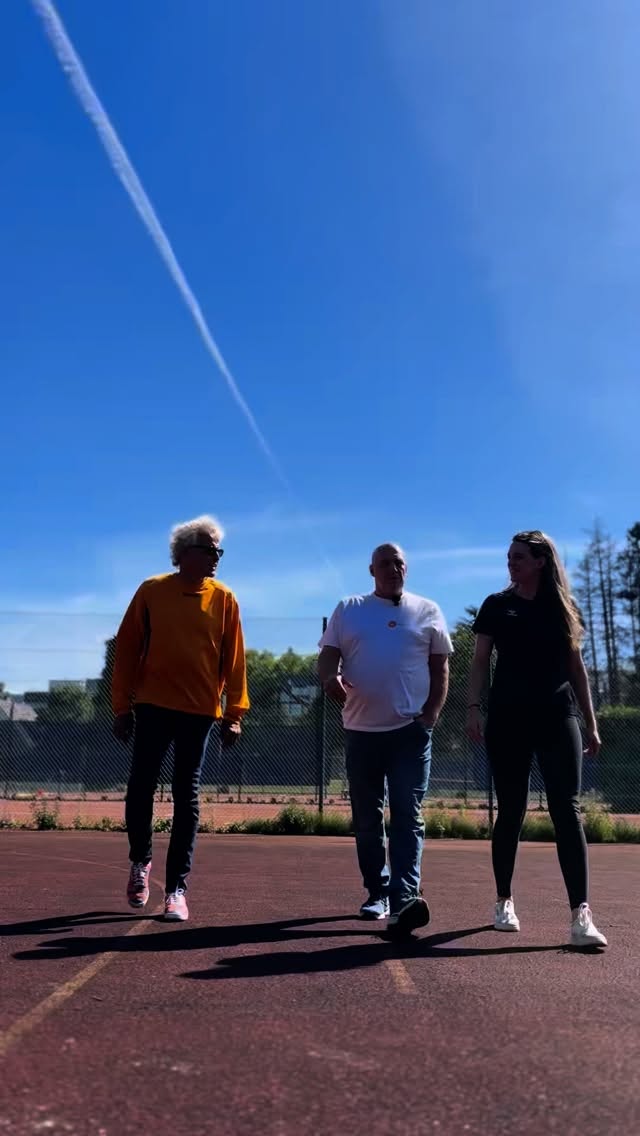 🟠 Sport verbindet Solingen! 🏐🤝
Über 30.000 Menschen sind hier aktiv: im Verein, auf dem Platz, in der Halle. Sport bedeutet Gesundheit, Integration und Gemeinschaft.
Im Video erzählen drei unserer Mitglieder, die selbst im Sport groß geworden sind, warum Förderung so wichtig ist. Sie wissen aus eigener Erfahrung, wie Vereine Zusammenhalt schaffen und warum wir uns politisch dafür stark machen müssen.
Damit unsere Vereine stark bleiben, braucht es mehr Unterstützung und Förderung. Dafür setzen wir uns als SG zukunft ein. Mit Herzblut, Erfahrung und echter Leidenschaft.
🗳 Am 14.09. Jan Höttges & SG zukunft wählen. 🧡
#sgzukunft #solingen #kommunalwahl2025 #füreinneuessolingen #mutig #transparent #bürgernah