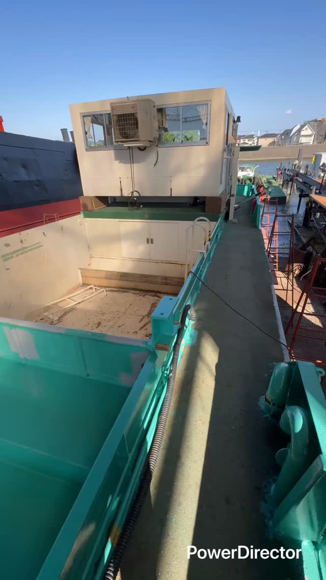 こんにちは!
入社11ヶ月目の新人Tです( 'ᵕ' )/
今回は【清掃船の修繕経過】を撮ってみました!
川、港湾などの水面に浮かんでいるゴミや木をネットの様になっている所からごみを吸引して回収する作業です!
修繕完了が楽しみです!⸜( ˶˙ᵕ˙˶ )⸝
#造船所 #造船 #船 #作業船 #清掃船 #修繕経過 #川 #港湾 #ゴミ吸引 #ネット #ゴミ回収 #技術 #現場 #職人 #メンテナンス