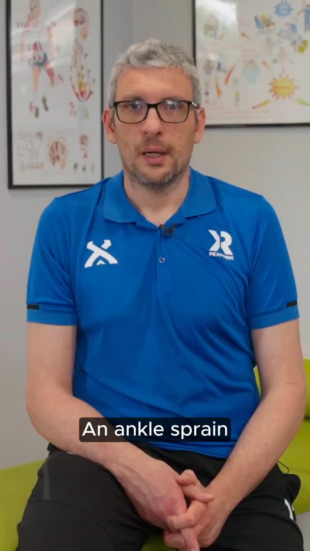 La distorsione di caviglia è un infortunio molto frequente in sport di contatto, di salto e con frequenti cambi di direzione.
È una problematica ad alto rischio di recidive soprattutto se non viene eseguita una corretta riabilitazione.
L’esercizio è sicuramente una delle componenti fondamentali del recupero fin dalle prime fasi.
Vediamo in questo video alcuni consigli per gestire la distorsione dalla fase acuta.
Perform | My life Partner