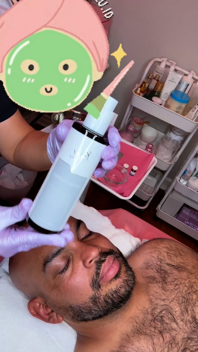 KRX GREEN SEA PEEL
The Green Sea Peel is a resurfacing treatment that is
natural, safe for all fitzpatricks, and safe during
pregnancy.
Spicules are quickly becoming the go-to alternative
for microneedling. This peel works by driving spicules
(800,000 ppm) into the skin, which stimulates
collagen, exfoliates, and pulls pigment, all while
delivering a polypharmacy of vitamins and nutrients
into the skin which helps improve numerous skin
concerns.
The Green Sea Peel comes with an activator which is
formulated with Hyaluronic Acid, Glucan, Allantoin,
and a host of growth factors.
KEY INGREDIENTS
BEST SUITED FOR
Total resurfacing, hyperpigmentation
including melasma, acne scarring.
Hydrolyzed Sea Sponge
Rich in amino acids and minerals.
Peptides
Supports collagen production and
skin repair, promoting firmness and
reducing signs of aging.