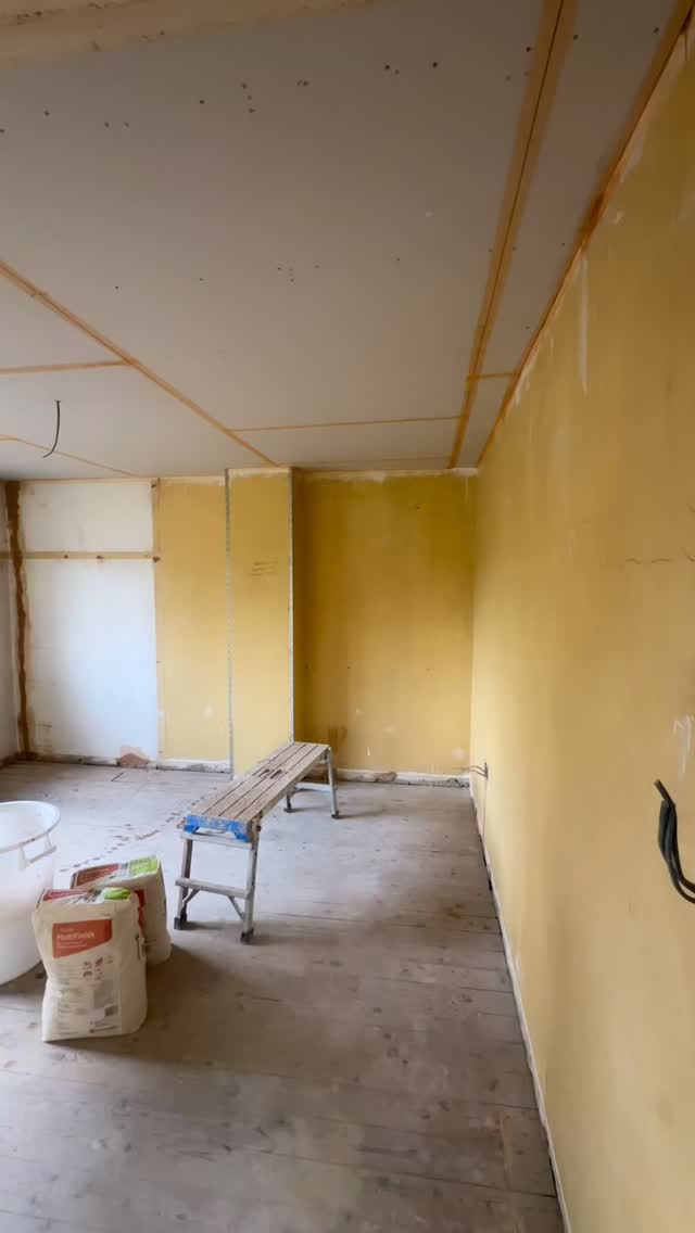 Medium sized bedroom ticked off on the Attenborough project for Razor developments. All in a days work..
#nottingham #plasterer #plastering