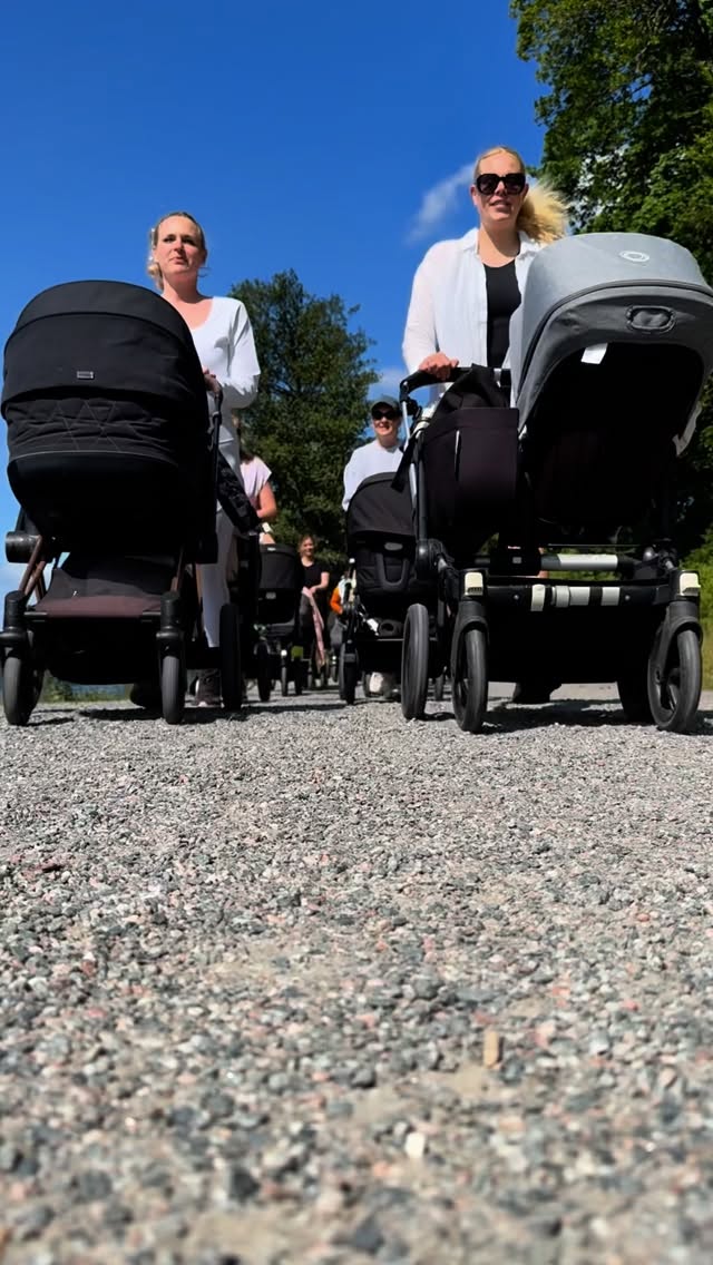 AKTIV BARNVAGNSPROMENAD x XLASH
- i samarbete med Xlash -
Imorgon är det äntligen dags för en Aktiv Barnvagnspromenad och då får vi sällskap av @xlash
Xlash är ett svenskt skönhetsvarumärke vars vision är att alla kvinnor ska känna sig som den bästa versionen av sig själv ✨ De flesta känner igen deras ögonfransserum men de har fler produkter i sortimentet och några kanske ni får göra er bekanta med under morgondagen 😉
Vi är så glada att Xlash är med och stöttar vår Aktiva Barnvagnspromenad!
🙌🏽 Träffa andra föräldralediga under den 5km långa promenaden med barnvagn när vi gör stopp för träning, rörlighet & pulshöjande övningar 💦
📅 Varje måndag kl. 10.00
📍Vi möts i korsningen Strandvägen/Djurgårdsbron
💪🏽 5km promenad med stopp för träning & rörlighet. Rör på dig mycket/mindre eller vila. Ta med dig träningsmatta för övningar på marken.
👟 Kom som du är, gärna i träningskläder som är sköna att röra sig i 🙌🏽
🏋️♀️ Promenaden leds av Benita, fysioterapeut & PT som tränat hundratals kvinnor under/efter graviditet. Driver träningsstudion @studioq.sthlm
💙Bäst av allt - det kostar inget!