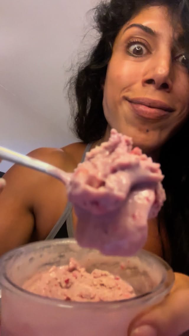 טוב אתם לא באים לטיק טוק שלי , זה מחייב אותי לספר לכם ולכם גם פה ♥️
גלידת במבה אדומה טופו תות או במילים אחרות : חלבון
רוצים עוד מתכונים ? #חלבון #maayaneliasi #מתכונים #פיתוחגוף