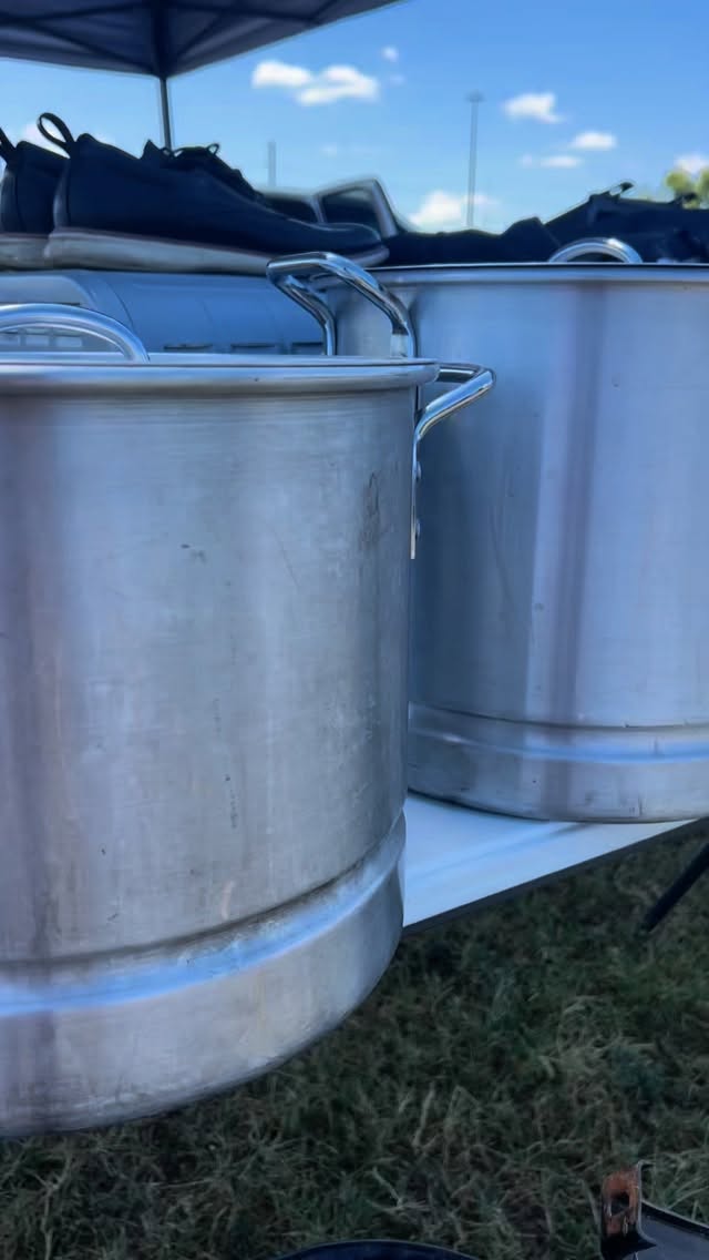 Recent snag-worthy treasures and finds spotted at the Kyle Flea Market. Run don’t walk!
👚Gingham tri-bow quarter length blouse
👩🏻🍳Floral mixing bowl
👟Multi-color Nike AF1s
🎤Cassette karaoke machine
🪑Set of 4 solid wood dining chairs
👕Men’s Columbia fishing shirt
🎿Salomon snow skis (with boots!)
🍺 8 piece glass set
👗 Block colored cocktail dress
.
.
.
#fleamarket #thriftedstyle #thrifter #thrifthaul #spotted #marketfinds