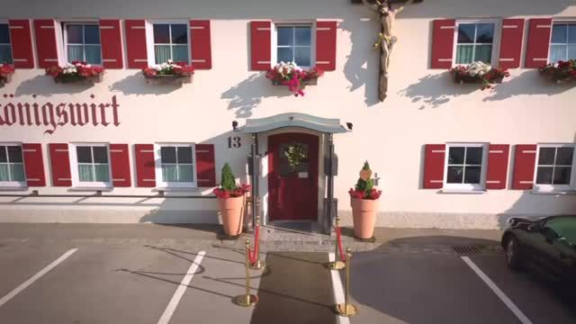 “Herzlich willkommen im Historischen Königswirt im Allgäu – wo Genuss auf Geschichte trifft 🍷🥂
Hier vereinen wir regionale Kulinarik, gemütliches Ambiente und echte Gastfreundschaft – ergänzt durch eine Prise internationaler Küche, die wir euch so zeigen möchten, wie wir sie selbst auf unseren Reisen erlebt haben. 🌍🍷
👉 Kommt vorbei und lasst euch verwöhnen!
🎥 @td_content
#HistorischerKönigswirt #Bertoldshofen #AllgäuGenuss #TraditionTrifftGenuss #KulinarikImAllgäu #RegionalGenießen #GasthausMitGeschichte #GastfreundschaftPur #FeinschmeckerMomente #AllgäuLiebe #GastronomieMitHerz #HeimatGenuss