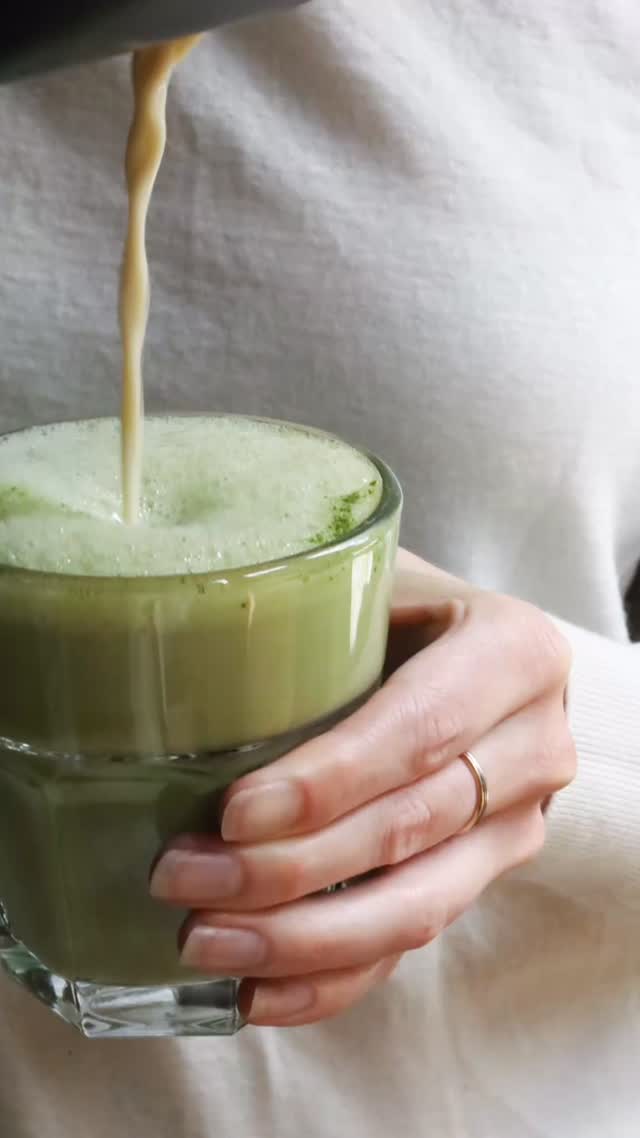It’s cosy sweater weather, which means more hot drinks.
This matcha & mesquite latte is currently on repeat 💚
To make this I use
1 tsp Mesquite powder @soaringfreesuperfoods
1 tsp Matcha @avantchatea_uk
A drizzle of maple syrup
and oatmilk
#veganerezepte #foodblogger #gesunderezepte #foodreels #gesundessen #matcha #mesquite
