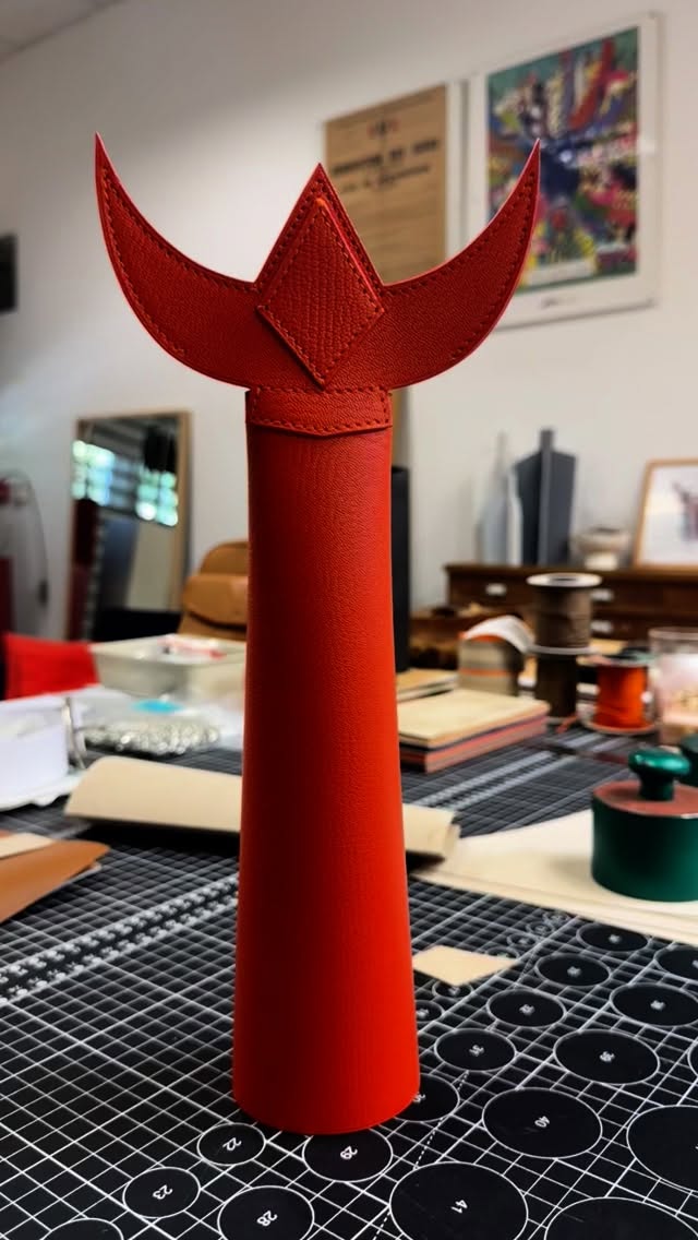 En voilà un beau projet !
Merci @berengere_bouscaren présidente du Club taurin le trident à Saint Genies des Mourgues, de nous avoir fait réaliser de si beaux trophées à remettre aux manadiers pour leurs taureaux, ainsi qu’aux raseteurs.
Un travail d’équipe avec @pr_menuiserie sans qui je n’aurais pas pu livrer aussi vite de si beaux objets.
Les trophées sont réalisés en cuirs et représentent le trident traditionnel.
Le socle est en chêne avec une gravure sur bois sur l’envers.
#trophee #clubtaurin #manade #maroquinier #surmesure