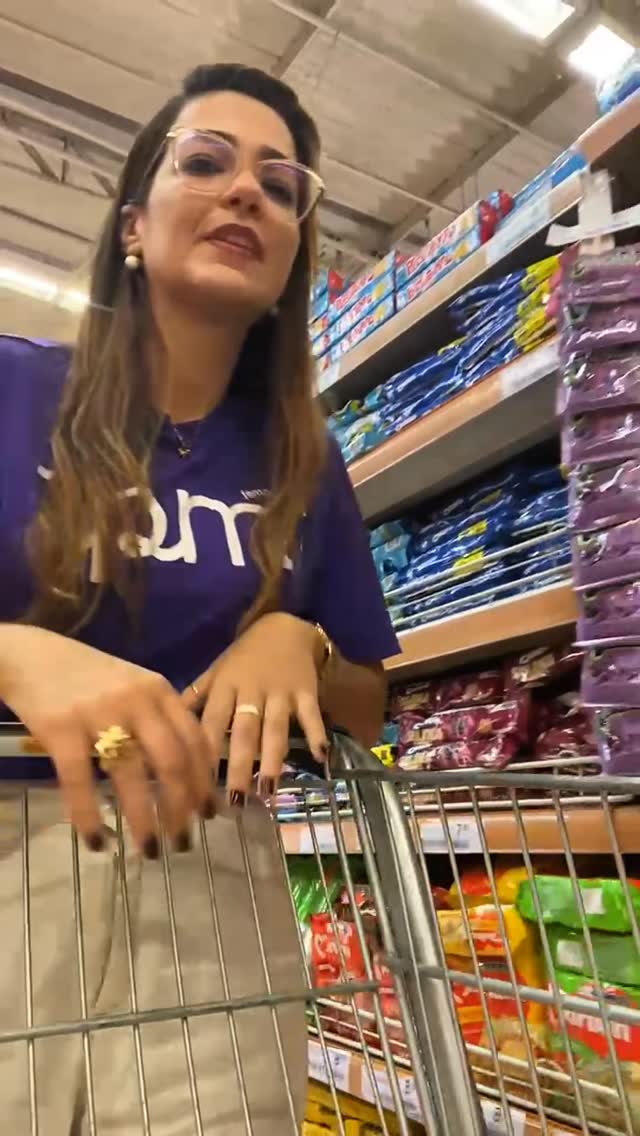 Carência rebaixa nossos critérios de relacionamento. Quem tá carente, aceita qualquer migalha de afeto, qualquer “biscoito” de atenção. 🍪
.
A menina carente fica extremamente vulnerável para rapazes com falsas intenções. 😈
.
Evite tomar decisões em momentos de carência assim como se evita fazer compras de estômago vazio.