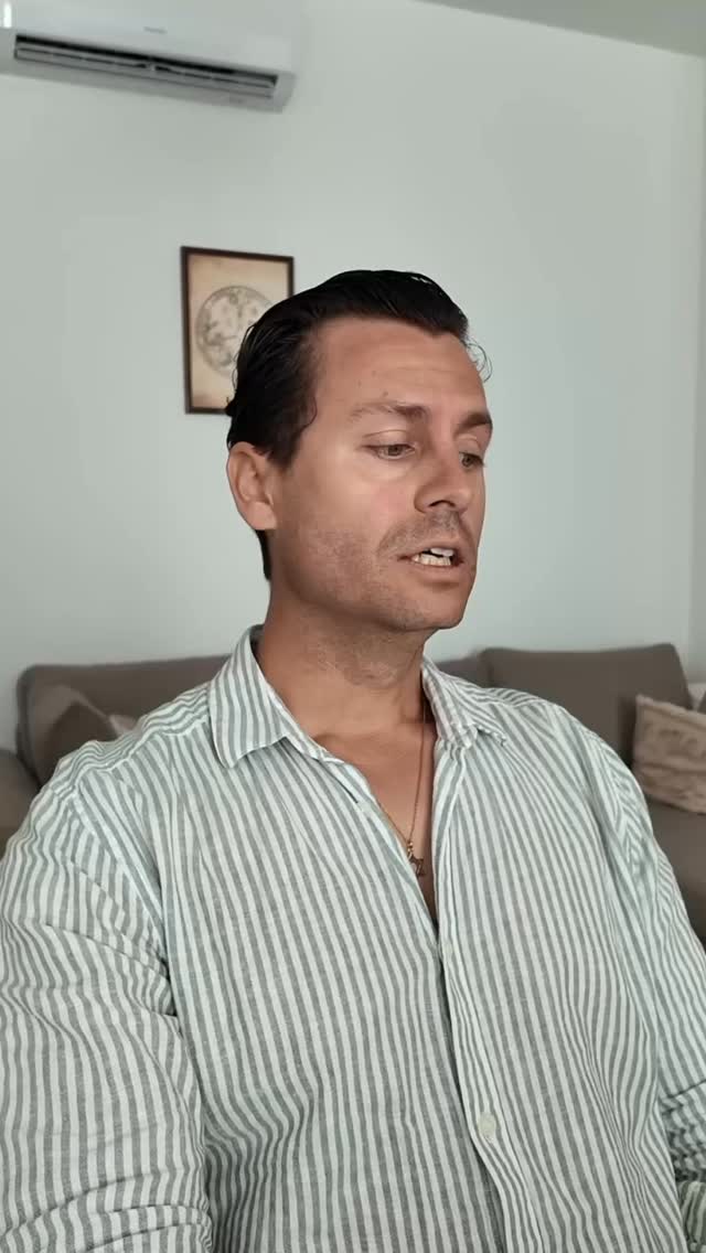 Il n’est évidemment pas question ici d’opposer ou de dénigrer les approches, mais cette anecdote illustre une différence de posture entre deux pratiques.
🔹 La psychanalyse est une méthode d’exploration en profondeur de l’histoire personnelle. Elle permet, à travers la mise en mots, l’interprétation symbolique et l’analyse des répétitions inconscientes, de donner du sens à ses difficultés et d’en comprendre les racines. De nombreuses recherches en psychologie ont montré que ce travail de compréhension et de mise en cohérence peut être libérateur et structurant pour certaines personnes.
🔹 L’hypnose thérapeutique, elle, se situe davantage dans une approche dite expérientielle et orientée solutions. Les neurosciences montrent que nos perceptions et nos souvenirs sont malléables : ce que nous appelons « mémoire » est en réalité une reconstruction active à chaque rappel. L’hypnose utilise ce principe pour aider à moduler la perception d’un événement, transformer une expérience émotionnelle ou installer de nouveaux automatismes internes. L’accent est mis sur le changement vécu dans l’instant, et pas uniquement sur la compréhension intellectuelle.
En résumé, la psychanalyse aide à comprendre « pourquoi » nous fonctionnons d’une certaine manière, tandis que l’hypnose cherche à créer une expérience qui transforme « comment » nous fonctionnons. Les deux approches peuvent être complémentaires, selon la personne et le moment de son parcours.
#hypnose #formationhypnose #psychologie #psychanalyse #introspection #inconscient