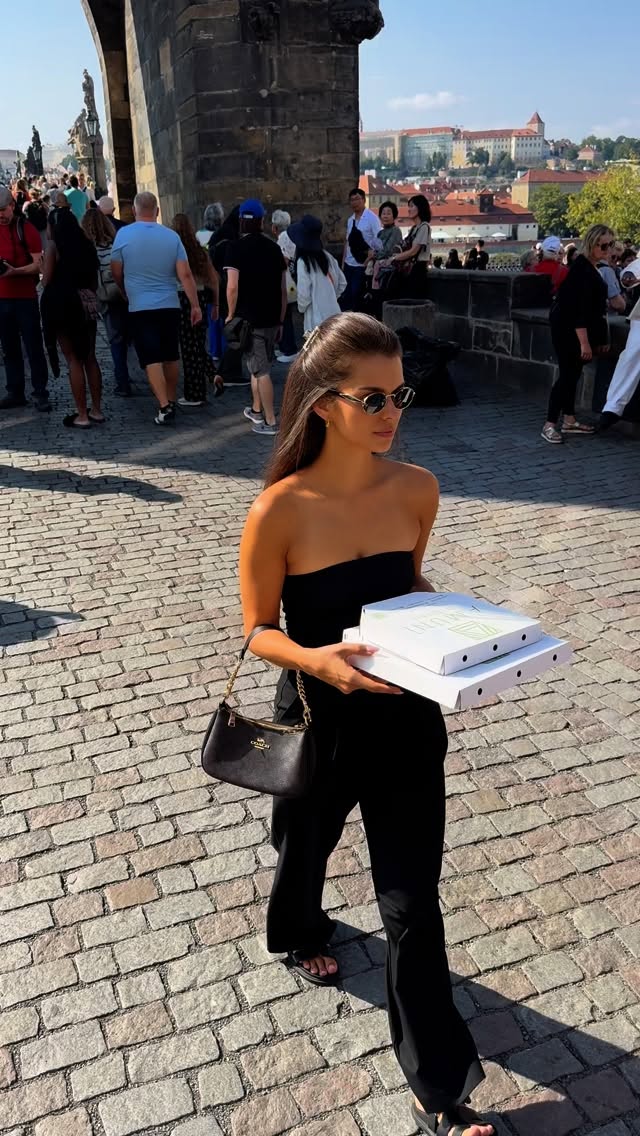 Slunce, ruch města a k tomu kousek naší pizzy 🍕☀️🌆 #amunì_praha #praguerestaurant #italianrestaurant #pizza #italianfood #pizzaprague