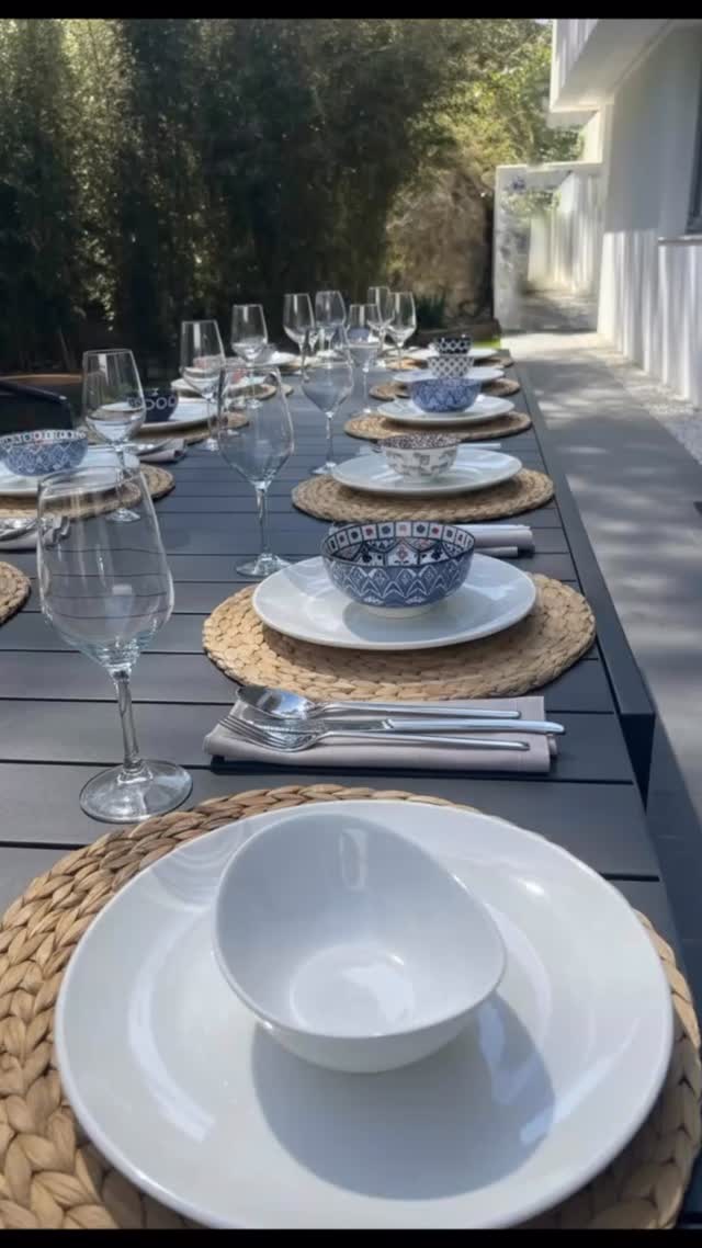 En Sitges, el mejor souvenir es un buen sabor de boca.
Este fin de semana, mientras unos hacían cola en el supermercado, nosotros estábamos en una villa espectacular de @sitges.hills.villas montando un festín para unos clientes de Eslovenia.
El plan era sencillo: que vivieran el Mediterráneo de verdad. Y eso no se hace con una paella precocinada.
Les preparamos un menú que sabía a lo que tiene que saber: a producto de aquí, a tradición y a ganas de hacer las cosas bien. El resultado fue una de esas cenas que se alargan, donde las risas suenan más alto que los cubiertos.
Eso es un chef privado. Es la diferencia entre estar en un sitio y sentirlo de verdad. Es la pieza que hace que un buen viaje se convierta en una experiencia brutal.
Nosotros nos encargamos de la cocina. Tú, de disfrutar. Sin más.
Eric, The Fucking Catering team
#ChefPrivado #PrivateChefSitges #Sitges #TheFuckingCatering #CocinaMediterranea #ExperienciasGastronomicas #SitgesHillsVillas #LujoSilencioso #ChefADomicilio #CostaBarcelona #Gastronomia #FoodiesBarcelona #VisitSitges #SloveniaLovesSitges