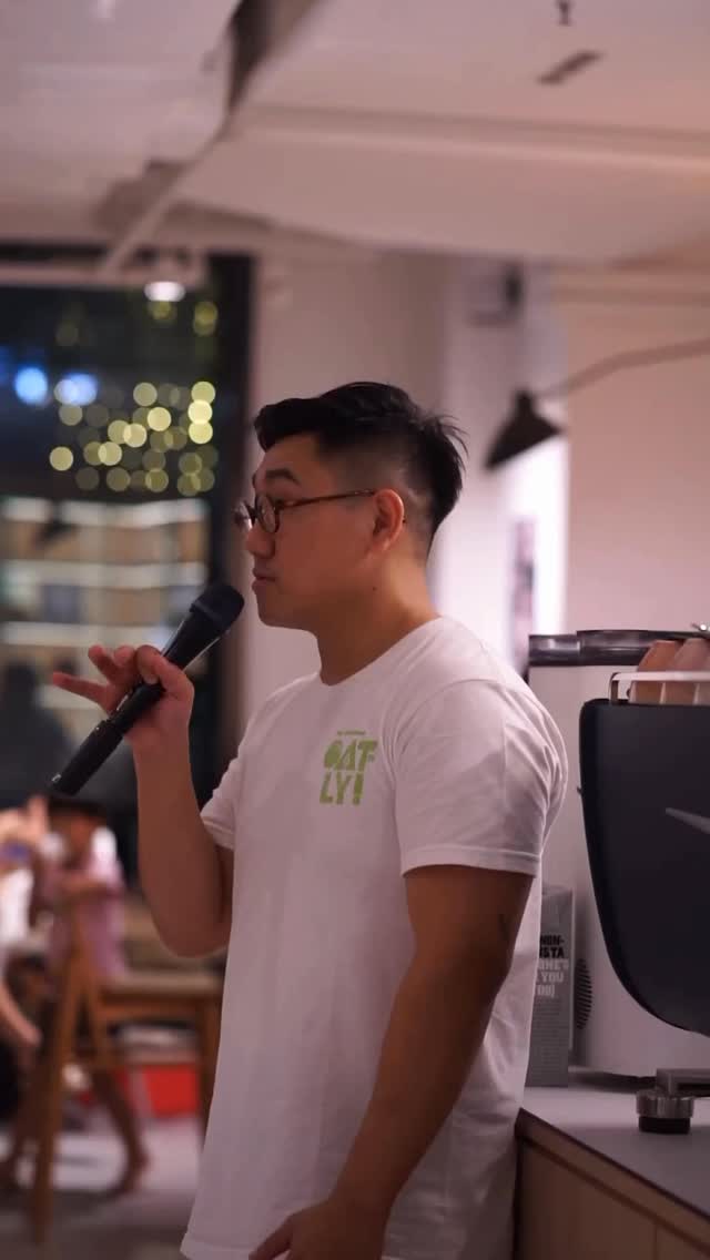 What a night! 🎉 Big thanks to @jrthong from @narrativecoffeestand for serving up a line-up of creative Omakase drinks with @oatly. This was our biggest one yet — over 15 seats filled (yes, even the little ones got their oatchinno 🍼✨). Every cup was an adventure, featuring alternative milk magic and even some special edition Oatly gems. 💫☕️
Missed out on our OLLAKASE? Sign up for the next one by RSVP on our website www.ollacoffee.com/ollakase