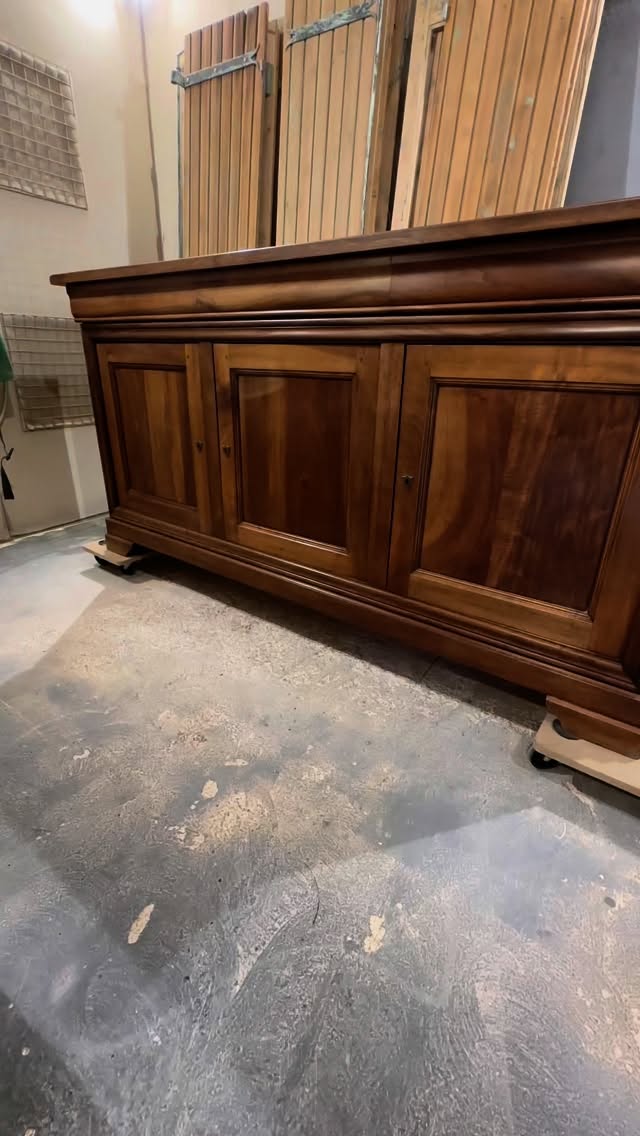 ✨ De la poussière au chef-d’œuvre ! ✨
Regarde bien ce buffet… 👉 avant il était terne, après l’aérogommage il brille comme jamais 😍
Un vrai glow-up de meuble 🔥#aerogommage #transformation #diy #satisfying #buffet