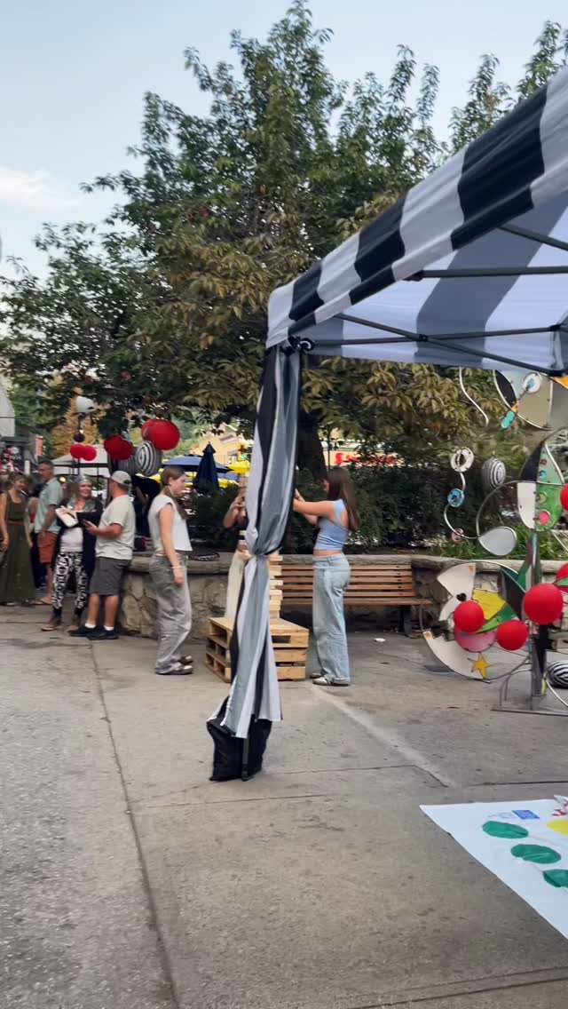 Now that was a FUNdraiser! Can’t thank @nelsonbrewingcompany and @bearfacewhisky enough for sponsoring and helping us cut a check for $1000 to @discovercircus
Thousands more were raised, total incoming soon. Thank you to all the brilliant businesses that donated and everyone who came out to support!