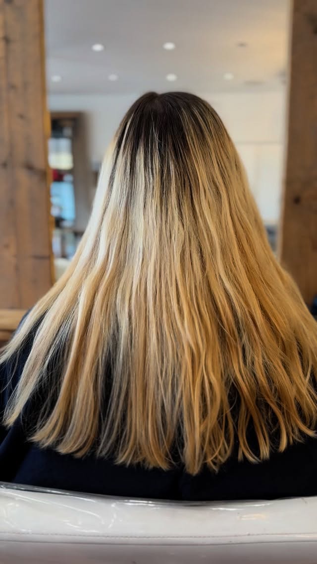 Are you a new mum seeking a low-maintenance blonde?
You may be wondering how to achieve a look that stays fresh without frequent salon visits.
By incorporating subtle lowlights, we can break up a solid blonde to add dimension and depth. This technique enhances the brightness of your blonde while softening harsh regrowth. We finish with a seamless colour melt to create a beautifully blended, long-lasting result perfect for your new routine.
Want to know how often you should re book? #
Drop a YES 👇if you would love to know the ideal re-booking time for a blonde that lasts!
Stylist: Cydney
#no53salon #surreyhairsalon #surreyhair #blondesalon #blondebombshell #blondespecialist #surreyblondespecialist #surreylife #bronde #brondebalayage #blondehairinspo #milkshakehair #milkshakehairuk