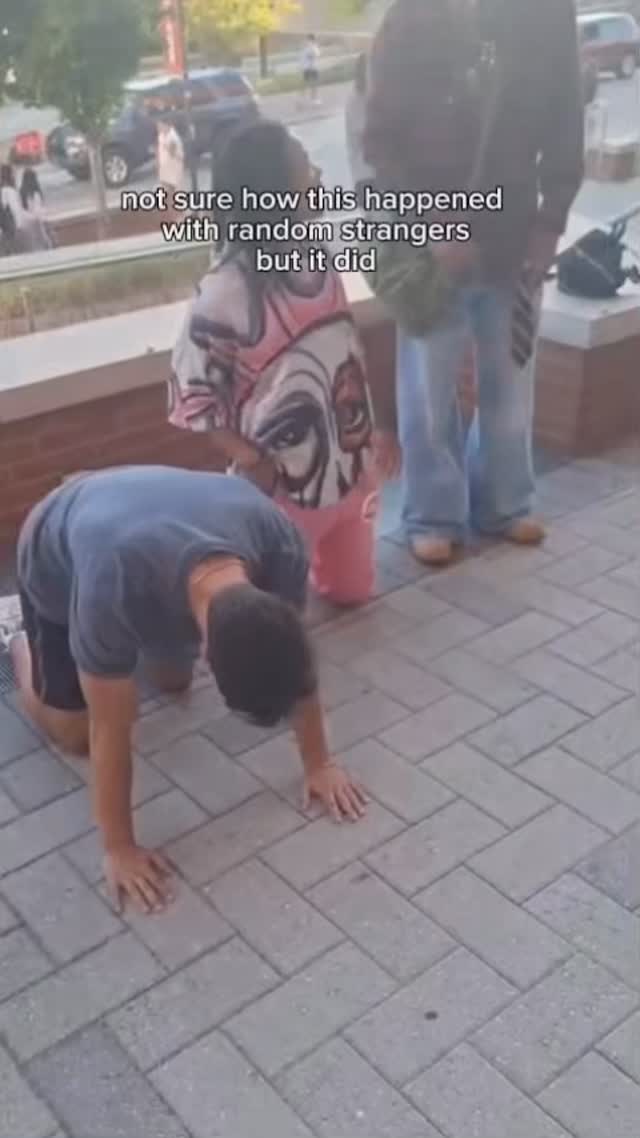 How to build trust in 60 seconds or less with strangers: do a human pyramid.
๐๏ธ
๐๏ธ
๐๏ธ
๐๏ธ
๐๏ธ
#discomfortzone #discomfortclub #ncstate #ncsu #ncstateoncampus #studentlife #college #collegelife #growth #community #raleighnc #challenge #funny #shenanigans #physicalchallenge #socialchallenge #strangers