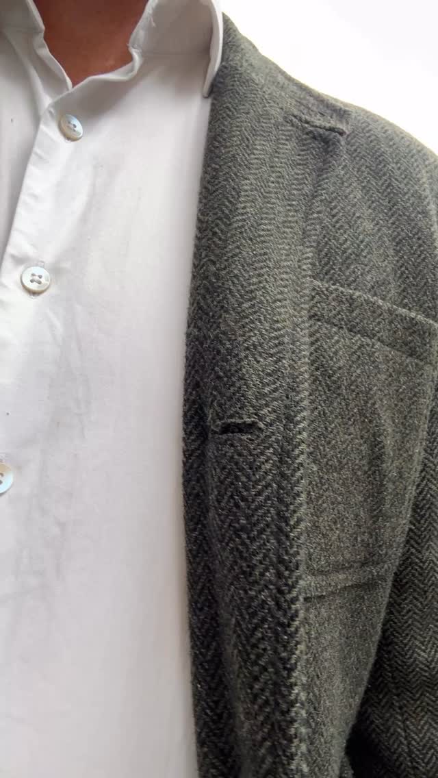 Tweed-jacka från Common People är ett stilfullt tillskott till din garderob, tillverkad med brittiskt hantverk och är inspirerad av vintage-amerikansk workwear. Med patchfickor inklusive brösficka samt halvfodrad interiör är jackan både funktionell och moderiktig. Enkel slits vid ryggslut. Tillverkad med 100% ull och sydd i UK.
Välkommen in till GreenGentz.com!
#preloved #secondhand #tweed #commonpeople #menswear #göteborg #stockholm #sverige #greengentz
