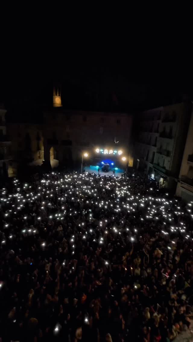 NO T'HO PERDISđAixĂČ no passa cada diaâ€ïžâđ©č
El balcĂł es va convertir en un altar i la ciutat en testimoni, inoblidable!đ„°
#2025 #bodadelaño #catalunya