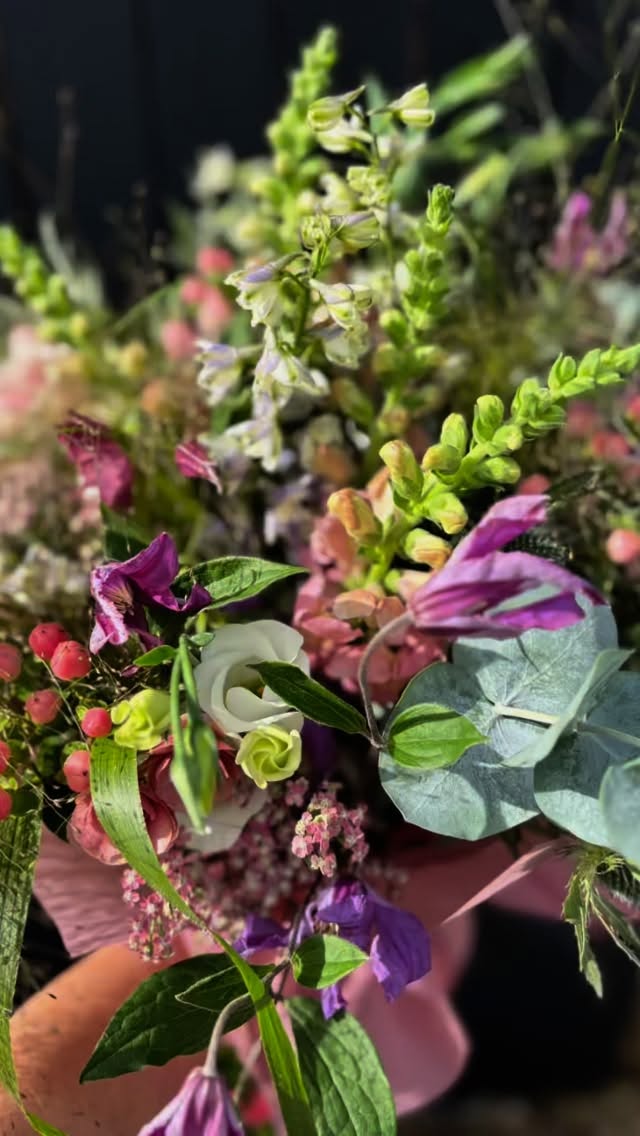 Weekend flowers 🌷
#flowersnug #studioflorist #supportsmallbusiness #shoplocal #pinkflowers #pastelflowers #weekendflowers #prettyflowers #grasses #wispy