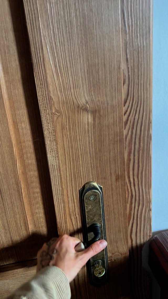 Tetování píše příběhy, které bychom hlavou sami nevymyslely. Tohle bylo krásným úkazem.
Ani nemám snahu to dát do slov, protože tam to častokrát začnu ztrácet. Tohle slovo. Věřím a čára. Nová etapa, nová ty.
Někdy si nejsem jistá, kdo za kým přichází. Pokaždý sebou za mnou přinášíte pro mě velkej dar, a tento byl opravdu velkej, hlubokej, propojující, křehkej a silnej zároveň. Jako my dvě. Dva příběhy a přesto někde jako jeden.
Otiskla sem se Ti na kůži a Ty mě do srdce.
Děkuju za velkou důvěru a to všechno.
Věřím.
#vedometetovani