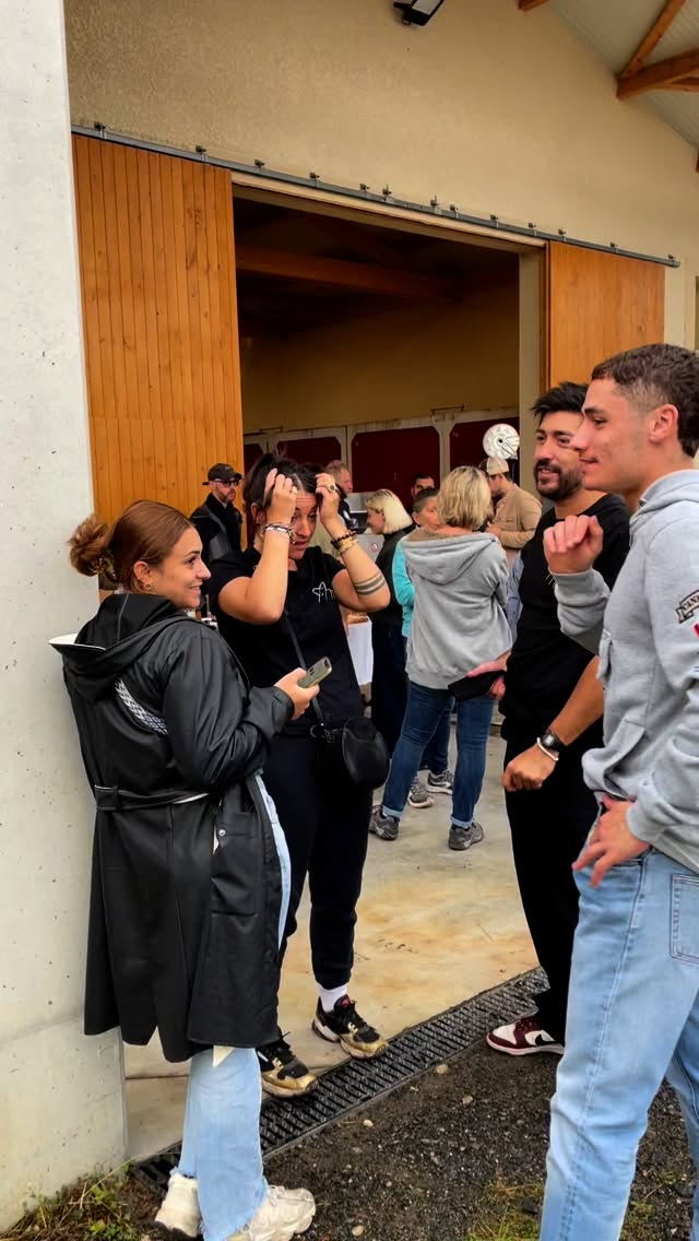 🍇✂️ Vendanges chez PRAPIN ✂️🍇
Hier une belle équipe de restaurateurs et cavistes lyonnais est allée vendanger au @domainedeprapin en @aoc_coteaux_du_lyonnais
Pour l’occasion, le domaine va créer une cuvée spéciale : une macération de Chardonnay en fûts 🤠
On a pu déguster les jus 2025 en fermentation sur cuve, un très beau millésime à venir 🥁
Pour le dej, grande tablée dans le chai à barriques orchestré par @champsdetable 😋
Un très grand merci à Lucie, Sylvie, Pierre et Henri pour cette super journée !
Et à tous les vendangeurs d’un jour :
@lafourmilierecafe
@gare_gamay
@troisieme_fleuve
@echansonscroixrousse
@suzannedahine
@lecassevins
@auxcavesdescharpennes
@vin_limonadier
@lacaveopapilles_lyon
@murmures_restaurant
@noesaillard
@alex_vltt_
@jaaadedu
@justine_furst
@beguin.bar
@super_pol1
@cochoniode
@boucan_xr
@la_cave_de_st_martin_
@leptitverdot
@aliceaupays69