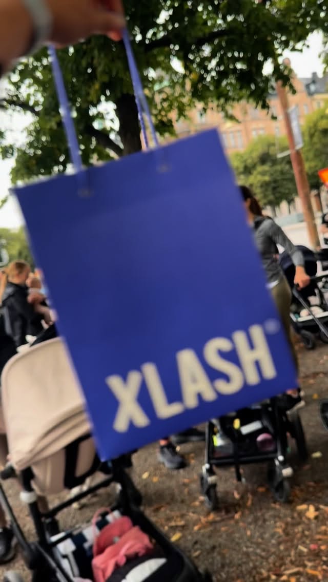 ABOUT MONDAY
Stort TACK till alla er som var med på måndagens Aktiva Barnvagnspromenad och till @xlash som följde med och treatade alla mammor med härliga produkter 💜
På måndag är det dags igen och då får vi sällskap av @fotograf.elin 📸 Häng med!
AKTIV BARNVAGNSPROMENAD
🙌🏽 Träffa andra föräldralediga under den 5km långa promenaden med barnvagn när vi gör stopp för träning, rörlighet & pulshöjande övningar 💦
📅 Varje måndag kl. 10.00
📍Vi möts i korsningen Strandvägen/Djurgårdsbron
💪🏽 5km promenad med stopp för träning & rörlighet. Rör på dig mycket/mindre eller vila.
👟 Kom som du är, gärna i träningskläder som är sköna att röra sig i 🙌🏽
🏋️♀️ Promenaden leds av Benita, fysioterapeut & PT som tränat hundratals kvinnor under/efter graviditet. Driver träningsstudion @studioq.sthlm
💙Bäst av allt - det kostar inget!